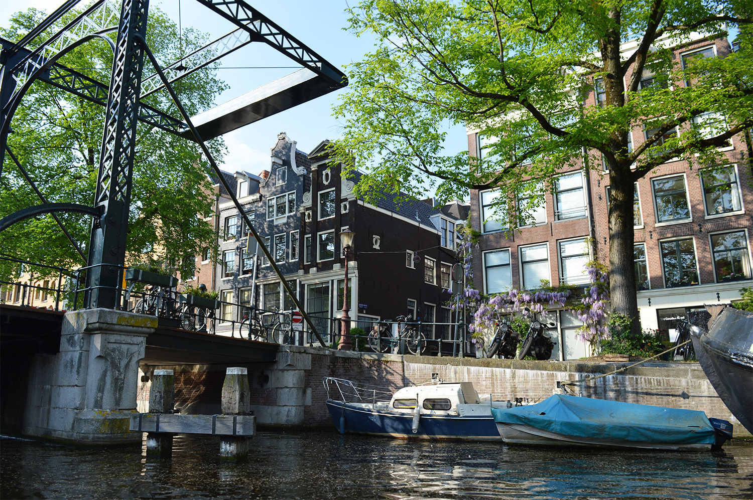 | Gay Couple Rental Canal Boat Tour Amsterdam © CoupleofMen.com