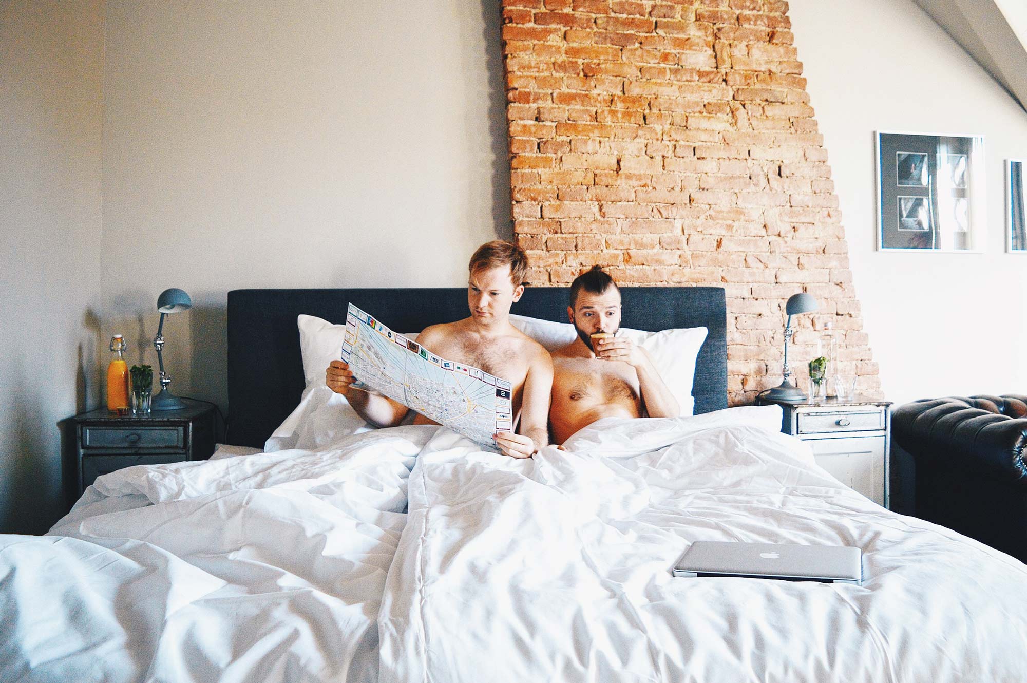 Männerpaar auf Reisen testet schwulenfreundliche Hotels & Unterkünfte