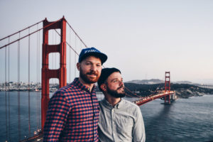 Gay Travel Blogger Karl & Daan vor der Golden Gate Bridge in San Francisco Road Trip USA Highlights American South West © CoupleofMen.com