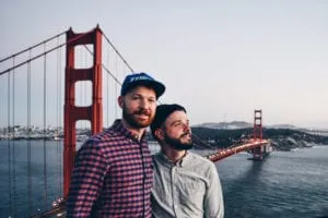 Gay Travel Blogger Karl & Daan vor der Golden Gate Bridge in San Francisco Road Trip USA Highlights American South West © CoupleofMen.com