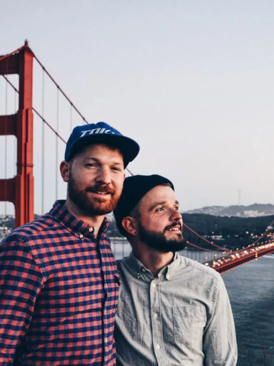 Queere Reiseblogger Karl & Daan vor der Golden Gate Bridge in San Francisco Roadtrip USA Highlights Amerikanischer S&uuml;dwesten &copy; CoupleofMen.com