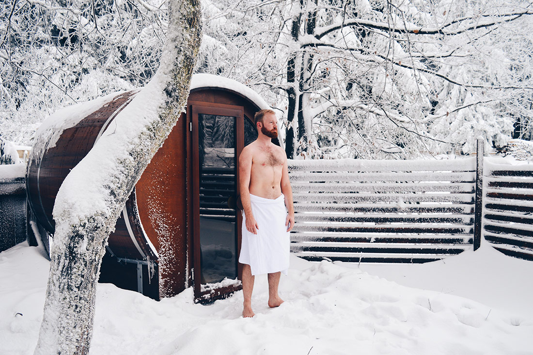 Naked Daan in fresh poweder snow to cool down after Sauna | Slumber Wine Barrel Taufsteinhütte © Coupleofmen.com