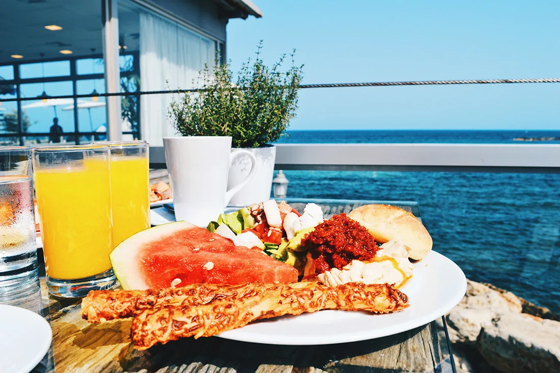 Breakfast right next to the Mediterranean Sea © CoupleofMen.com