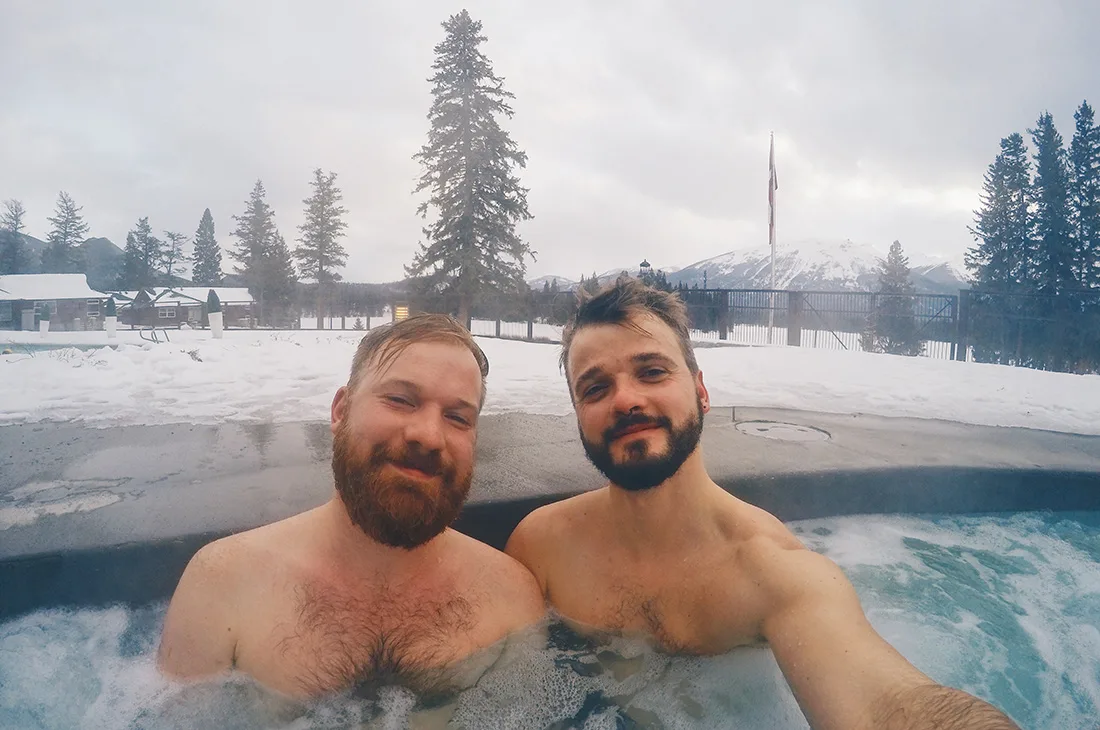 Gay Winterreise Kanada Outside Pool of the Fairmont Lodge Alberta Canada Gay-friendly Hotel © CoupleofMen.com