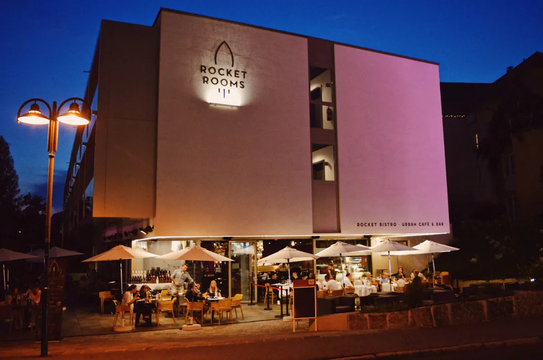Hotel from outside by night | ROCKET ROOMS Velden Wörthersee gay-friendly © CoupleofMen.com