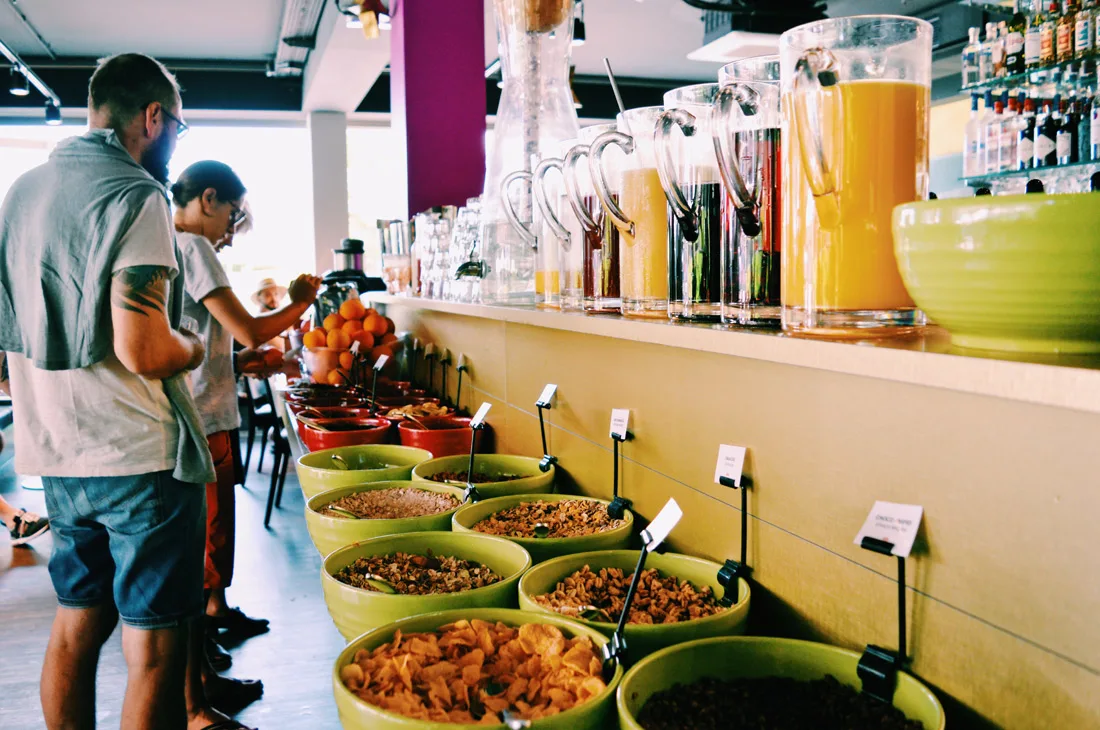Freshly pressed juice with cereals and fruit bar | ROCKET ROOMS Velden Wörthersee gay-friendly © CoupleofMen.com