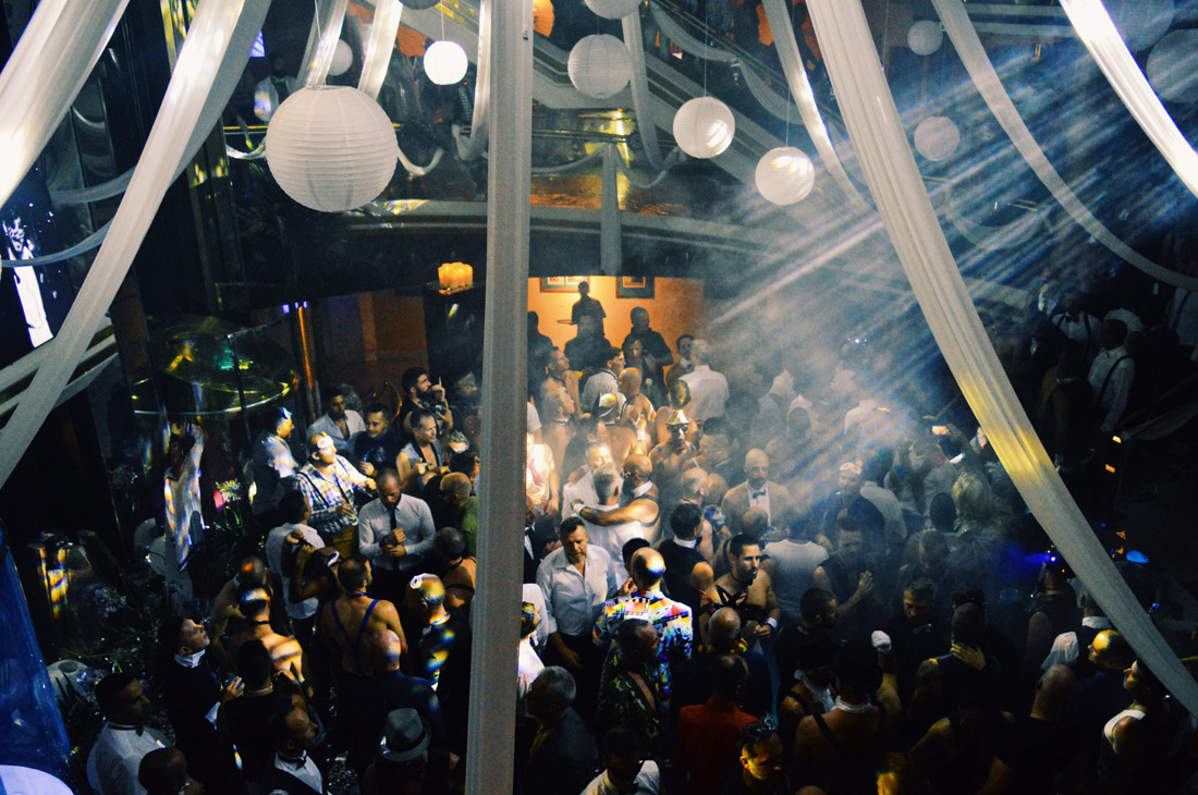 Indoor Gala Party © CoupleofMen.com