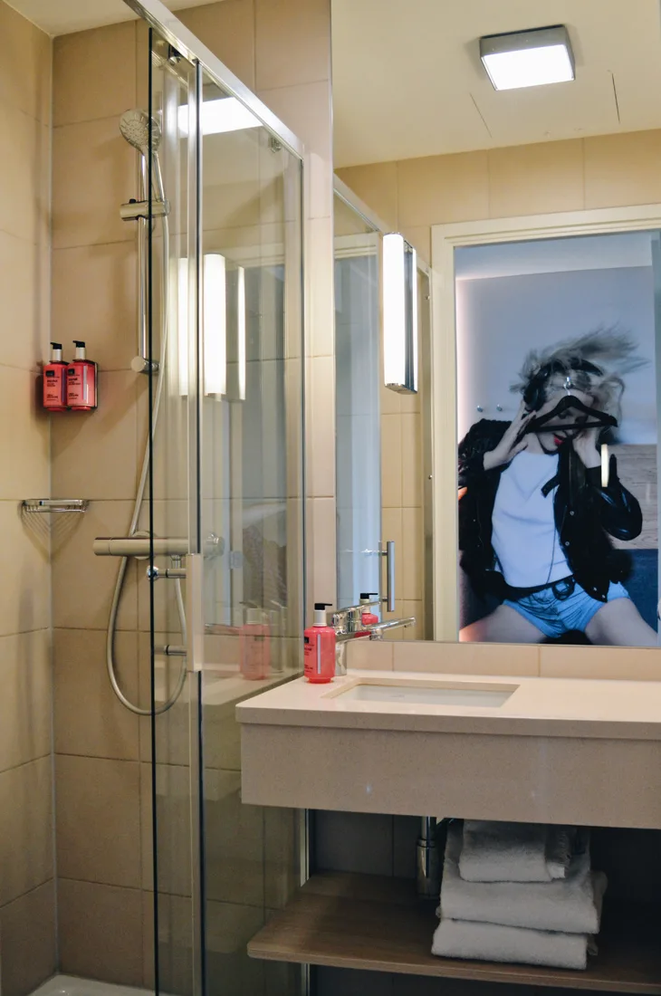 Bathroom & Photo art in the Moxy hotel rooms © Coupleofmen.com