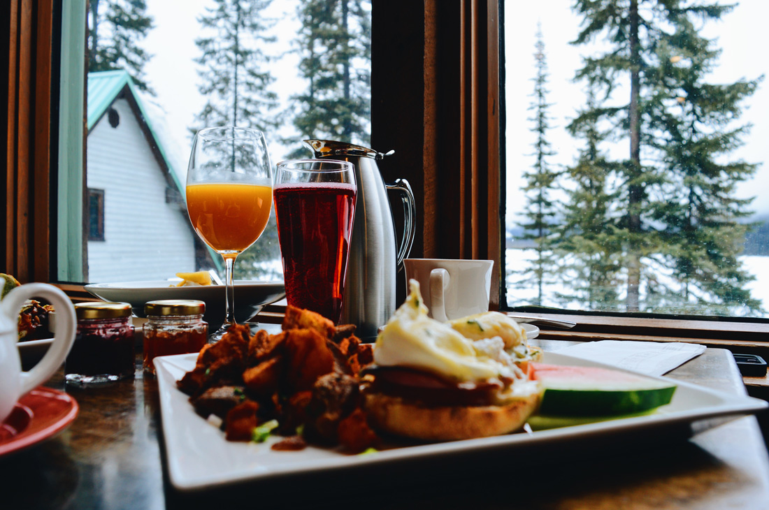 Breakfast with Eggs Benedict and a view | Emerald Lake Lodge gay-friendly © Coupleofmen.com