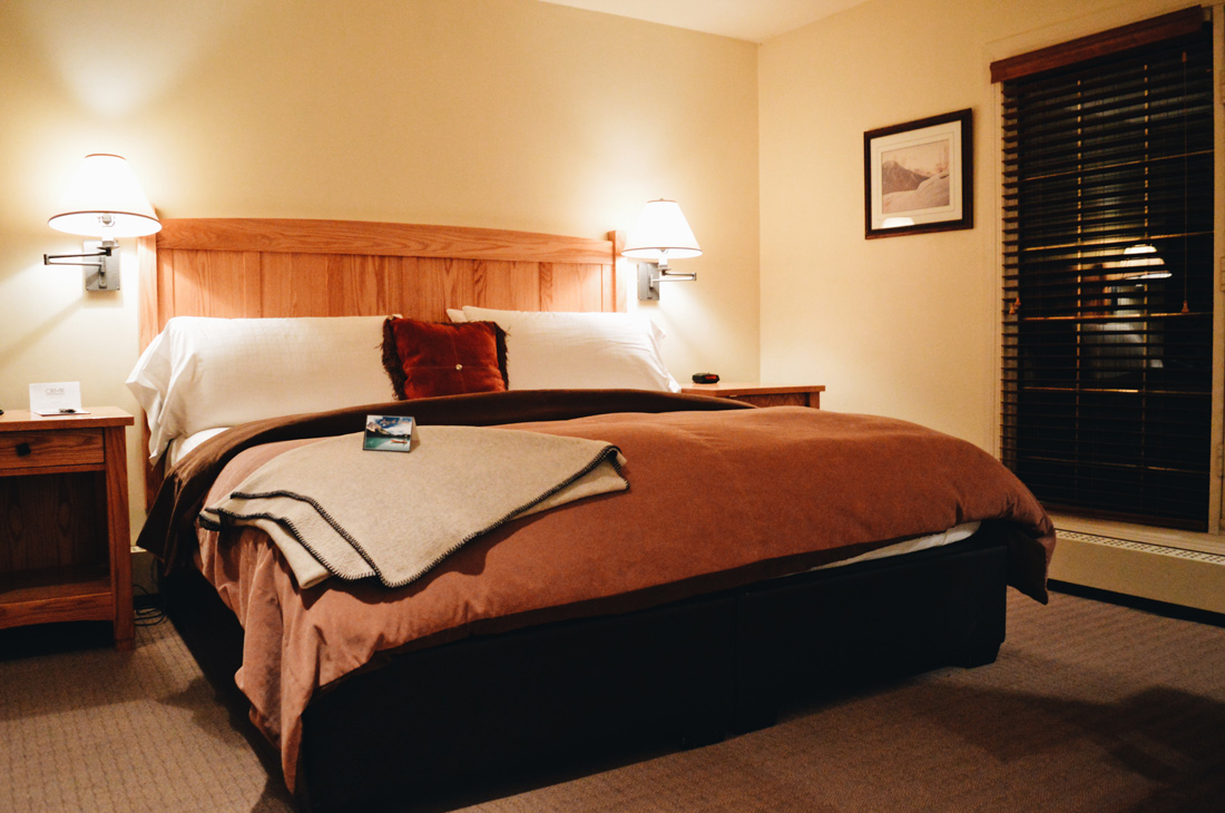 King-size bed in our Lake View Room | Emerald Lake Lodge gay-friendly © Coupleofmen.com