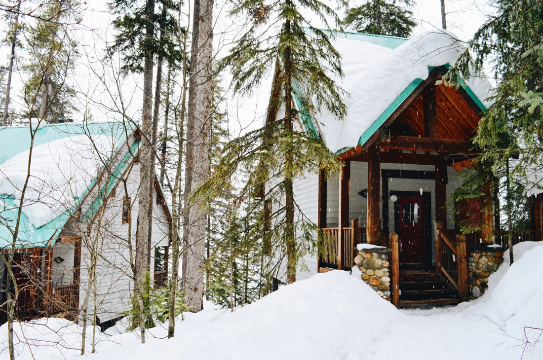Lodge Cabins in winter | Emerald Lake Lodge gay-friendly © Coupleofmen.com