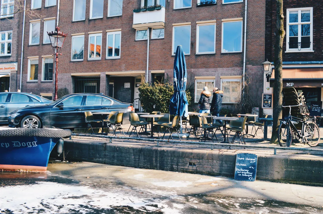 Getting a hot chocolate on Prinsengracht | Amsterdam Frozen Canals © Coupleofmen.com