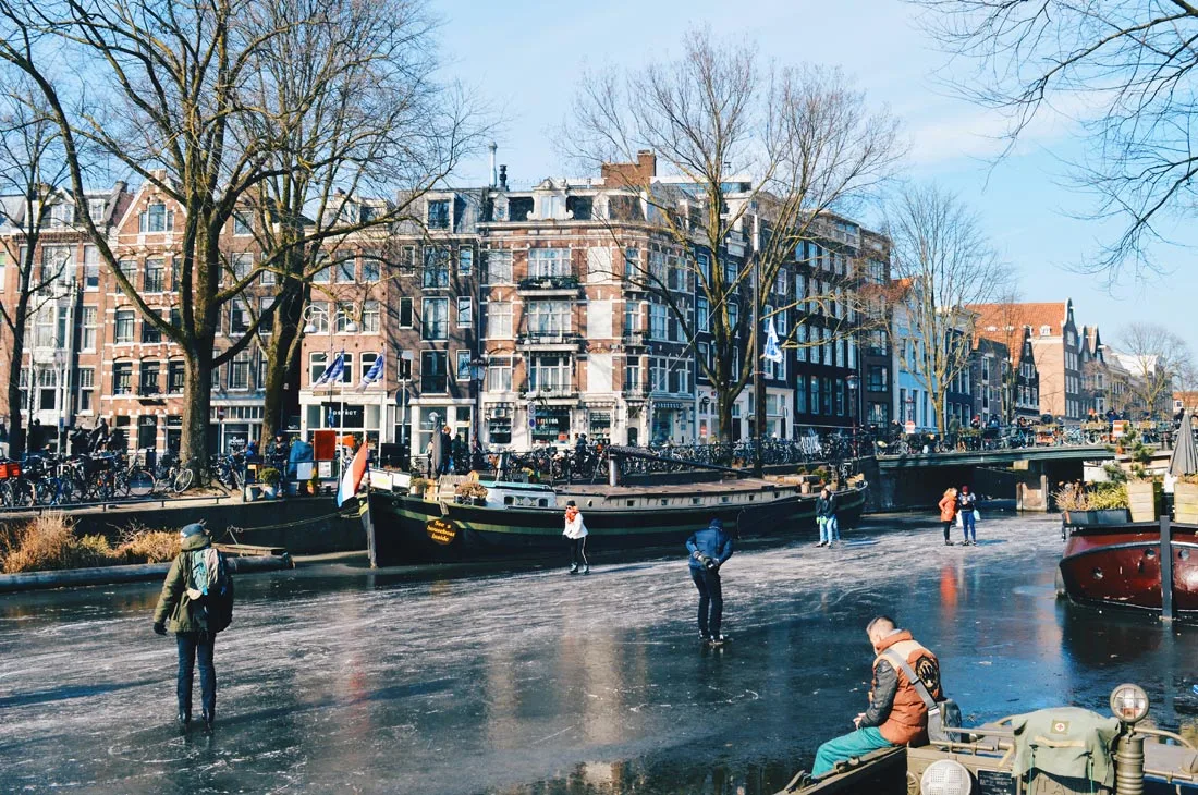Houseboat Museum Amsterdam | Amsterdam Frozen Canals © Coupleofmen.com