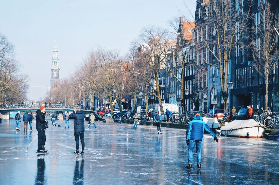 Ice-Hockey on Prinsengracht | Amsterdam Frozen Canals © Coupleofmen.com