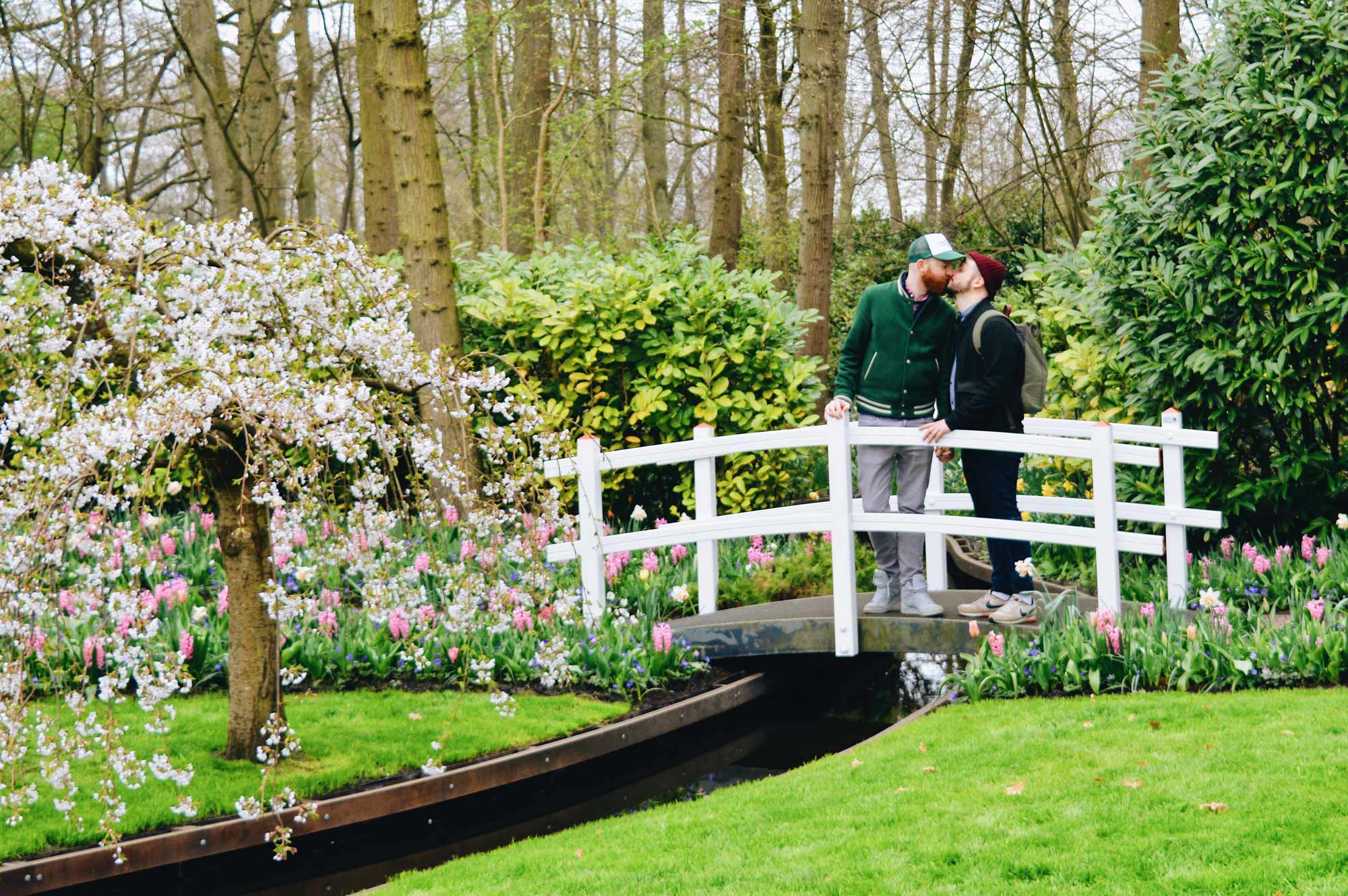 Keukenhof Reiseführer für schwule Männer With a kiss between two men we start Spring in the Netherlands | Keukenhof Tulip Blossom Holland © Coupleofmen.com