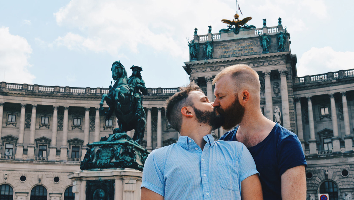 Pink Lake Festival 2021 A proud kiss next to the statue of the (gay) Prinz Eugen - equestrian statue | Gay-friendly Design Hotel Le Méridien Vienna © Coupleofmen.com