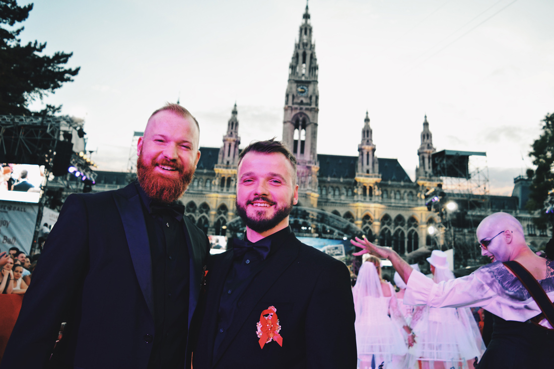 Gay Wien Designhotel Le Méridien Couple of Men in front of the Vienna City Hall for LIfe Ball 2018 | Gay-friendly Design Hotel Le Méridien Vienna © Coupleofmen.com