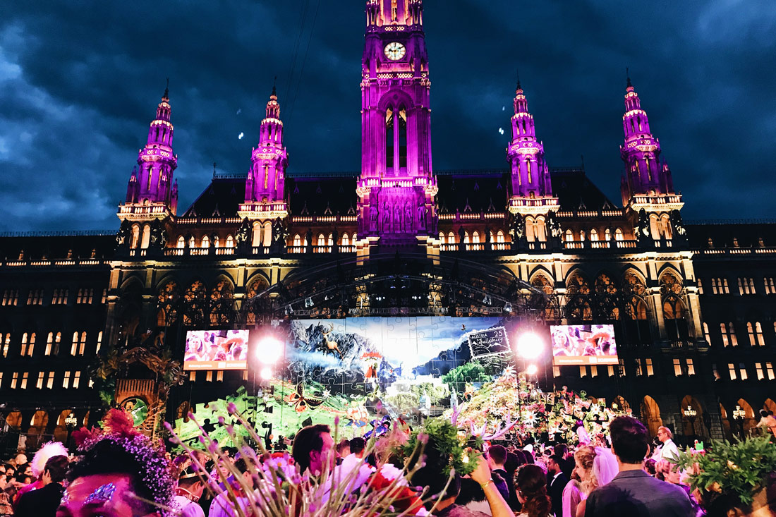 Gay Wien Designhotel Le Méridien The Main Stage in front of the illuminated Vienna City Hall Life Ball 2018 | Gay-friendly Design Hotel Le Méridien Vienna © Coupleofmen.com