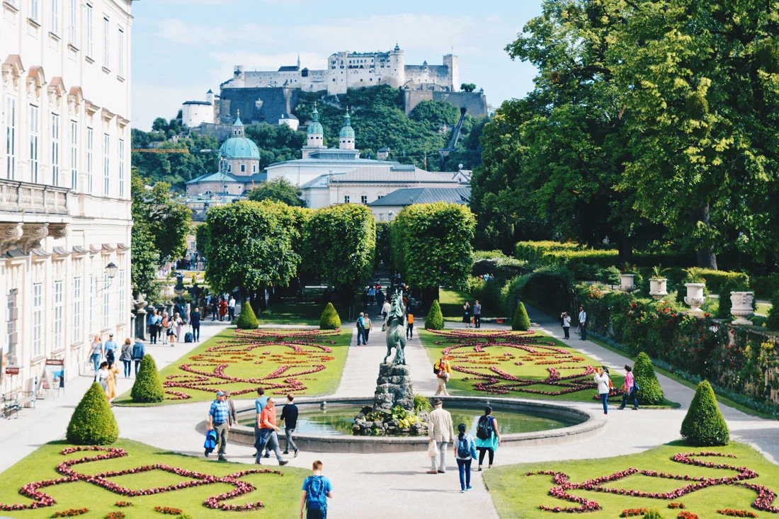 Gay Städtetrip Salzburg UNESCO World Heritage Site Mirabell Palace with its famous beautiful Gardens and view over Fortress | Travel Salzburg Gay Couple City Trip © coupleofmen.com