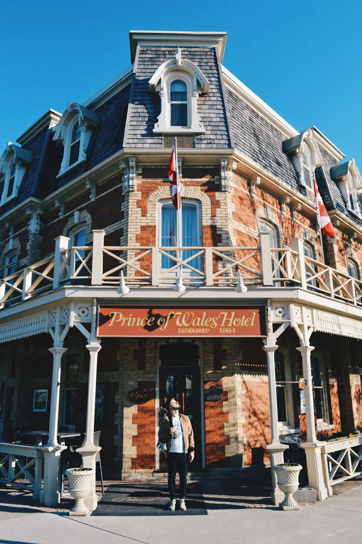 Abenteuer Niagara Fälle Kanada Karl in front of our hotel, the Prince of Wales Hotel & Spa in Niagara-on-the-Lake | Must Do's Niagara Falls Canada © Coupleofmen.com