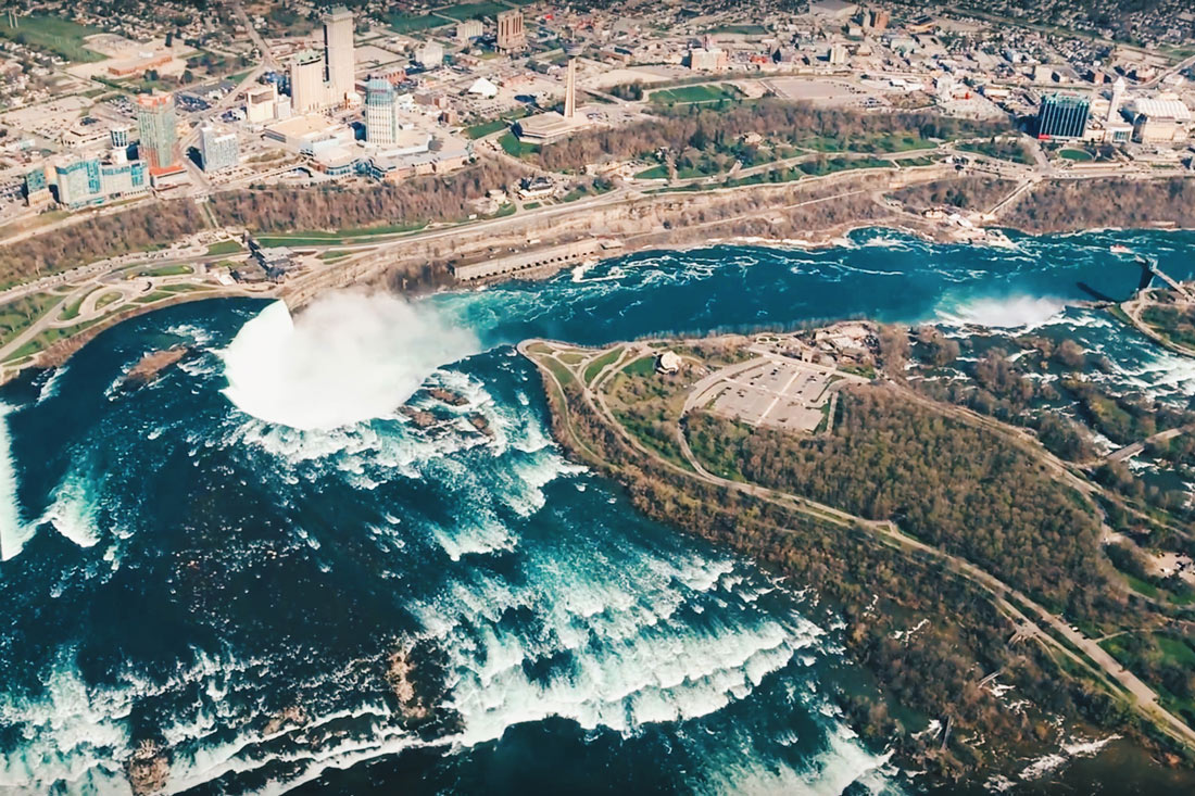 Abenteuer Niagara Fälle Kanada Stunning view of the Niagara Falls and Niagara River from the Helicopter | Must Do's Niagara Falls Canada © Coupleofmen.com