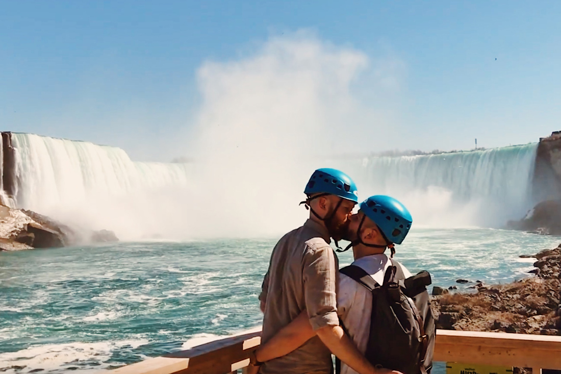 Abenteuer Niagara Fälle Kanada And the happy kiss after the flight with a stunning background | Must Do's Niagara Falls Canada © Coupleofmen.com