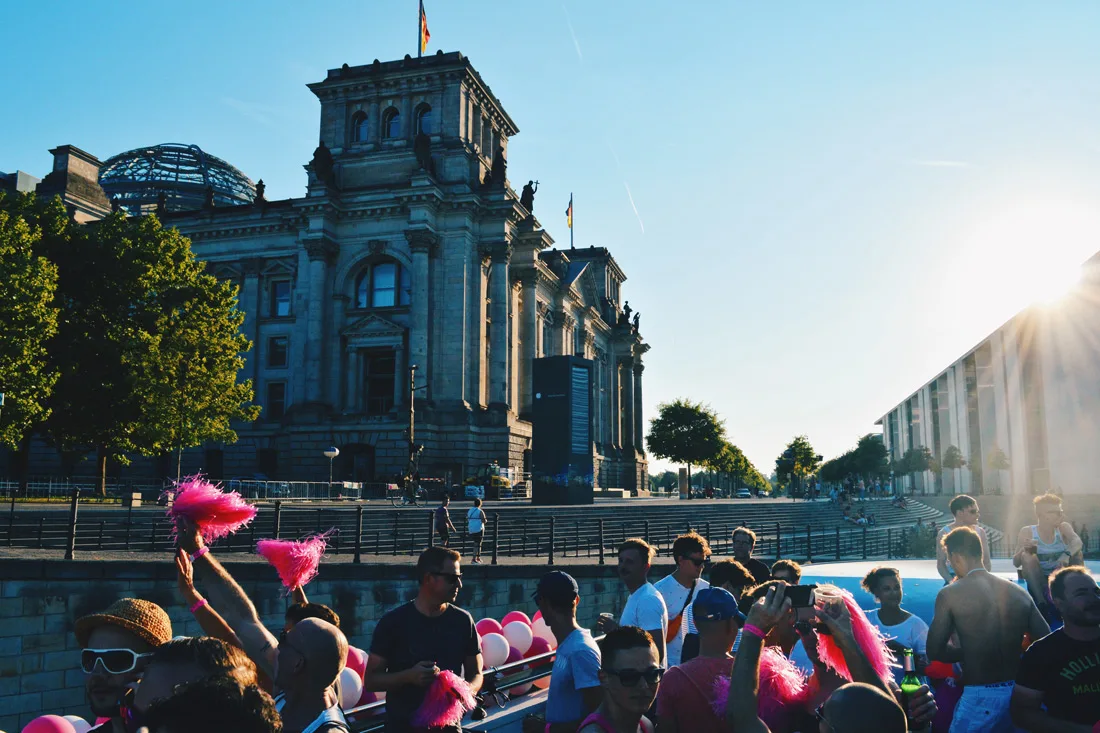 Catching the sunset over the Reichtags Building Berlin | CSD Berlin Gay Pride 2018 © Coupleofmen.com