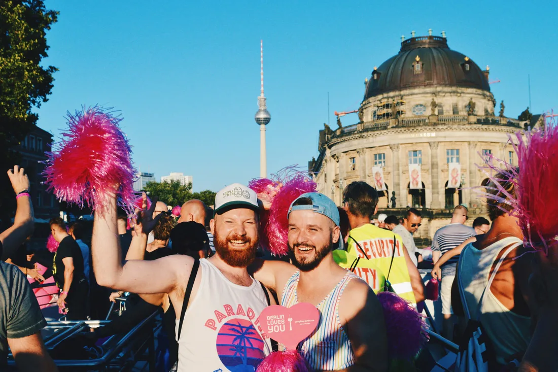 Celebrating love on the Pink Pillow river cruise boat during Canal Parade Berlin | CSD Berlin Gay Pride 2018 © Coupleofmen.com