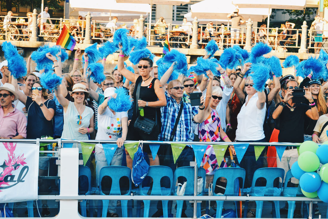 Every boat (total of 16 cruise ships) had its own colored pompoms | CSD Berlin Gay Pride 2018 © Coupleofmen.com