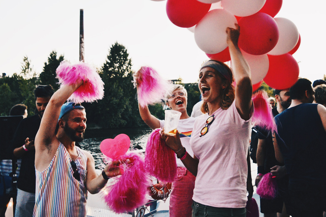 Celebrating Pride together with the lovely girls from Once up on a journey | CSD Berlin Gay Pride 2018 © Coupleofmen.com