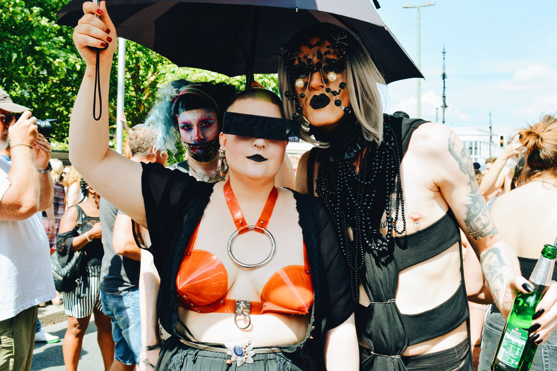 Live and Love how you want - Fetish demonstrators in latex, rubber and leather | CSD Berlin Gay Pride 2018 © Coupleofmen.com