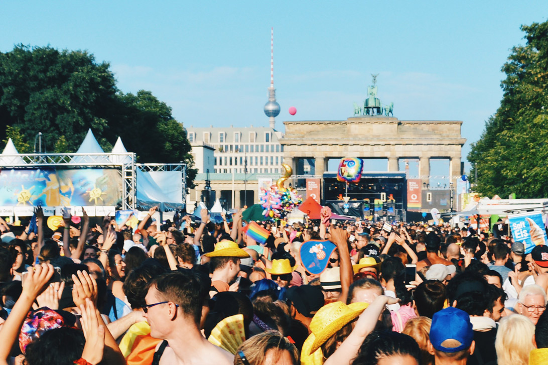 Party mile with stunning background of the Brandenburg Gate and the TV tower at Alexanderplatz | CSD Berlin Gay Pride 2018 © Coupleofmen.com