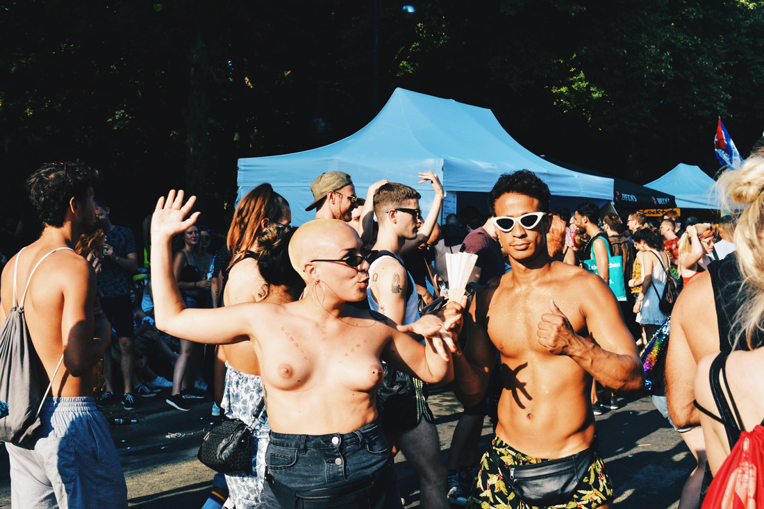 Naked boobs and sexy dancers at Tiergarten Park Berlin | CSD Berlin Gay Pride 2018 © Coupleofmen.com