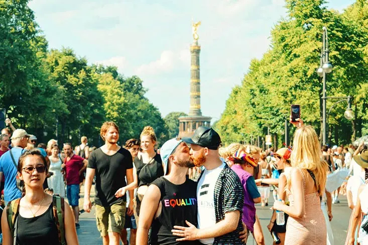 Gay Pride Songs Klassikern LGBTQ+ Aktivisten der Queer Community Gay Kiss - of a Couple of Men | CSD Berlin Gay Pride 2018 © Coupleofmen.com