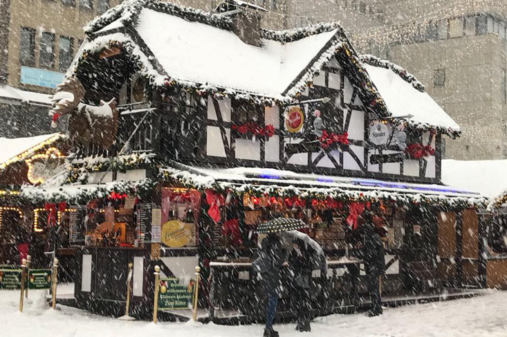 Gay Weihnachtsmärkte Deutschland Verschneite Hütte Zum Ritter beim Schwul Lesbischer Glühweintreff Essen 2018 © Zum Ritter at Pink Monday at Christmas Market in Essen, Germany