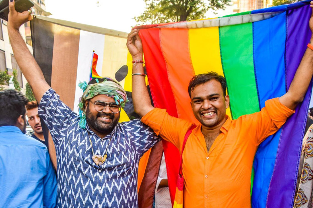 Bears and Queers holding proudly their flags © QGraphy