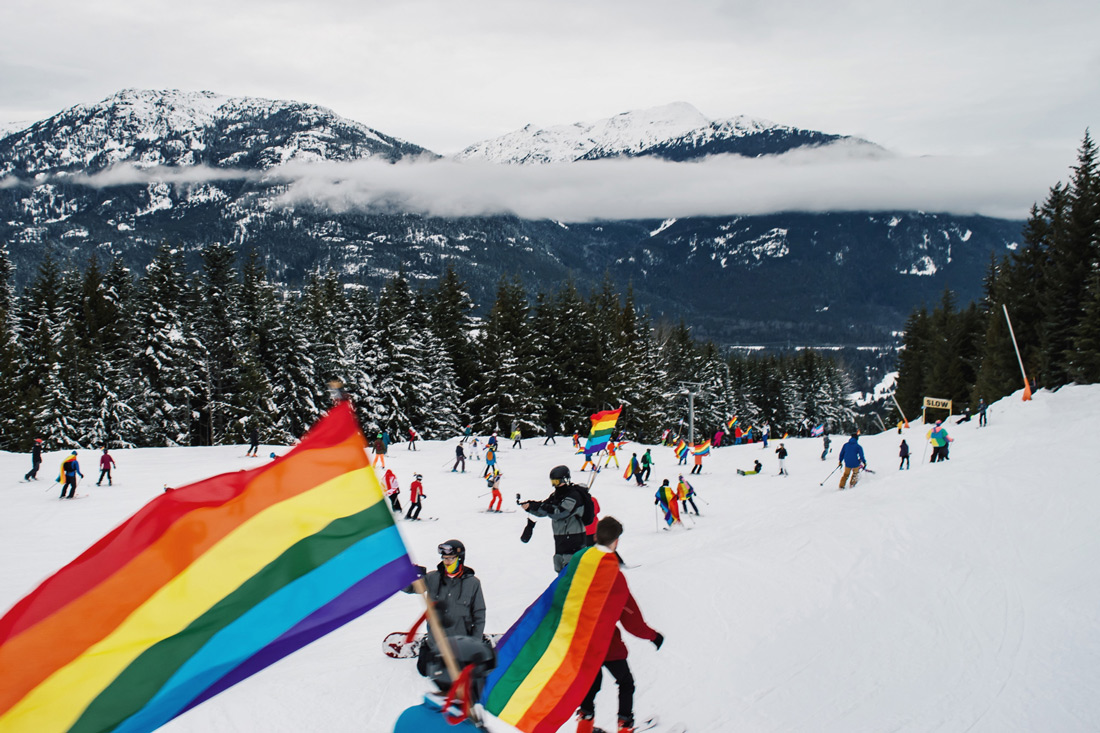 Whistler Pride Ski Festival Whistler Pride Gay Skiwoche Ski Parade downhill Whistler Mountain with uncountable rainbow flags during Whistler Pride and Ski Festival 2019 © Coupleofmen.com