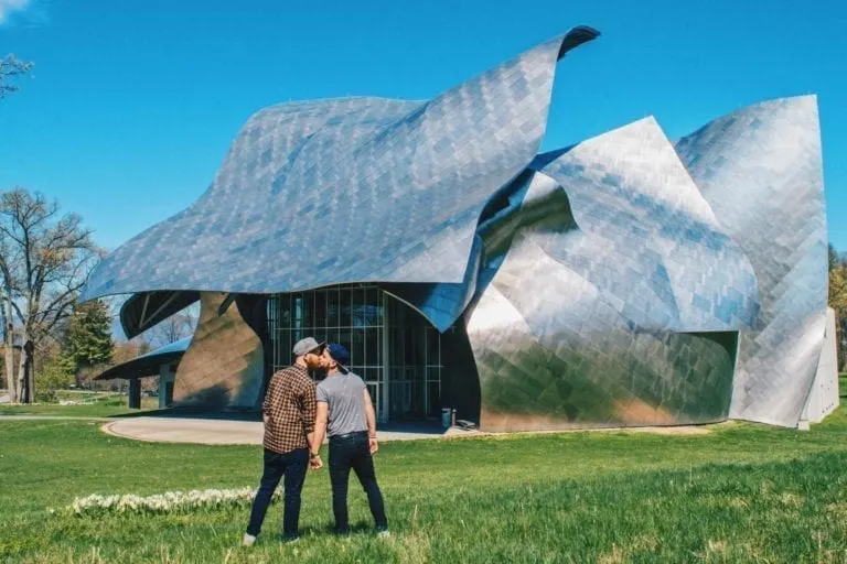Gay Reise Dutchess County Gay Travel Dutchess County Hand-in-hand in front of the The Richard B. Fisher Center for the Performing Arts at Bard College designed by architect Frank Gehry © Coupleofmen.com