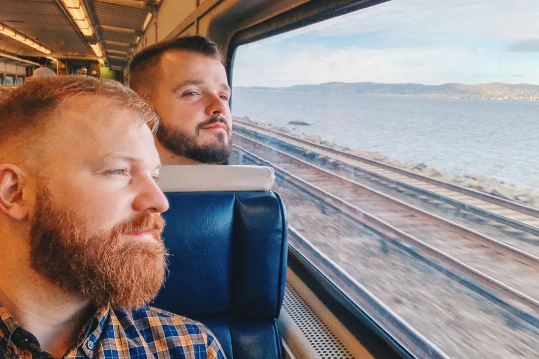 Gay Reise Dutchess County Gay Travel Dutchess County Going upstate with an MTA train from Grand Central Station in New York City to Dutchess County © Coupleofmen.com