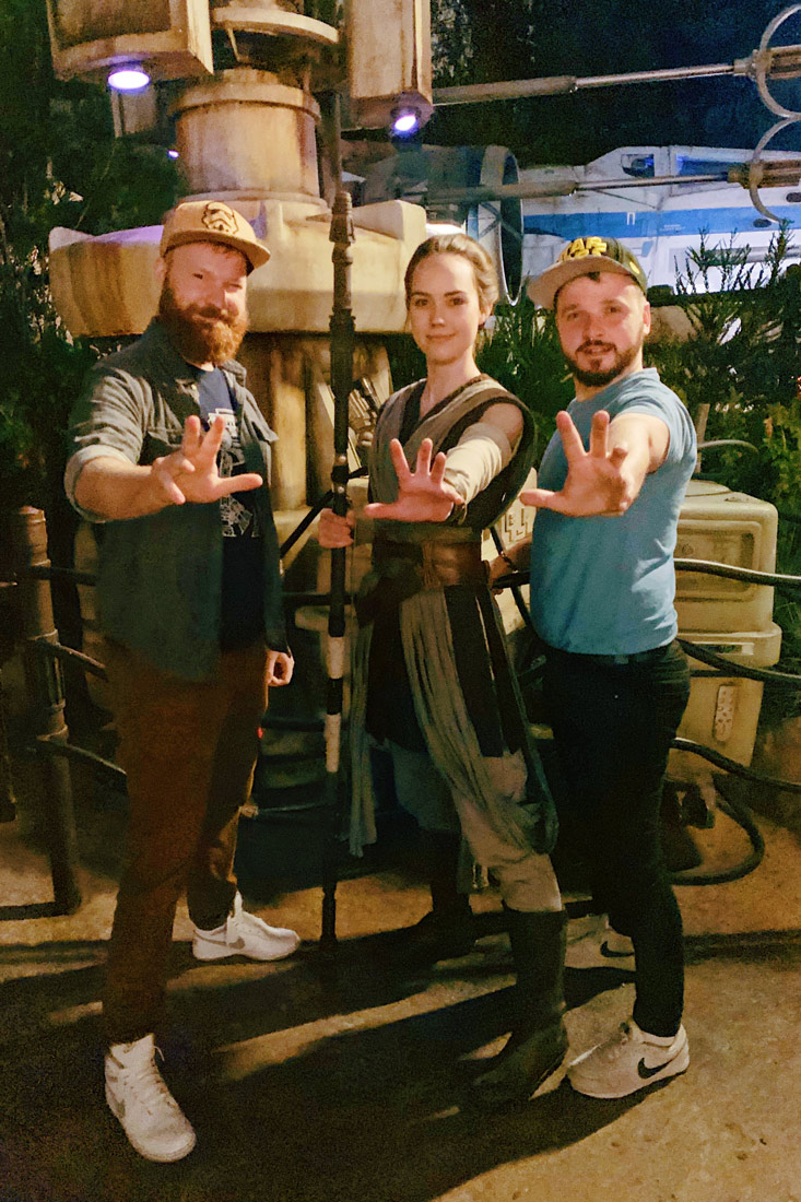 Meet and Greet with Scavenger Rey just after sunset in Batuu © Coupleofmen.com