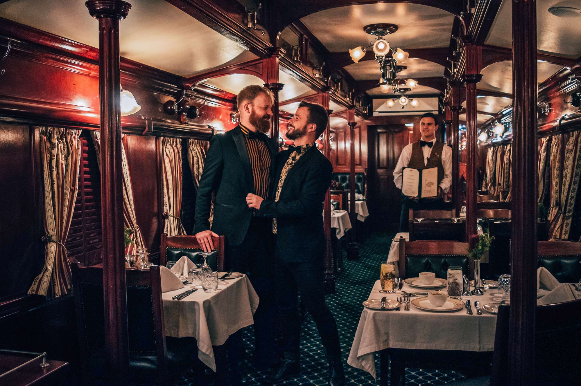 Zugreise Afrika Southern Africa Train Safari with Rovos Rail Jacket and (bow) tie for the dining car with a daily 5-course dinner menu (vegetarian friendly) © Coupleofmen.com