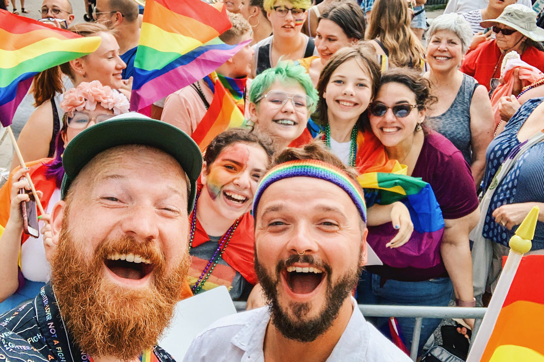 Chicago Gay City Tipps Selfie with a group of queer girls at Chicago Gay Pride Parade 2019 © Coupleofmen.com