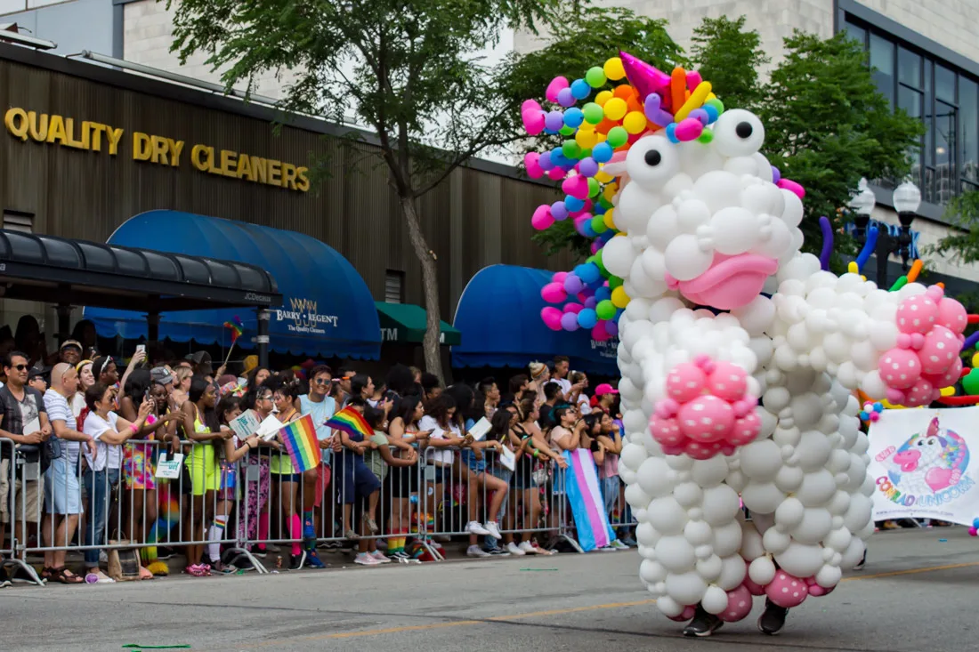 Chicago Gay City Tipps Big Balloon Unicorns dancing on the street during Chicago Pride Parade 2019 © Coupleofmen.com