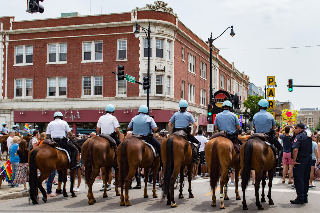 Chicago Gay City Tipps Feeling safe? Police presence on horses during Chicago Pride Parade 2019 © Coupleofmen.com