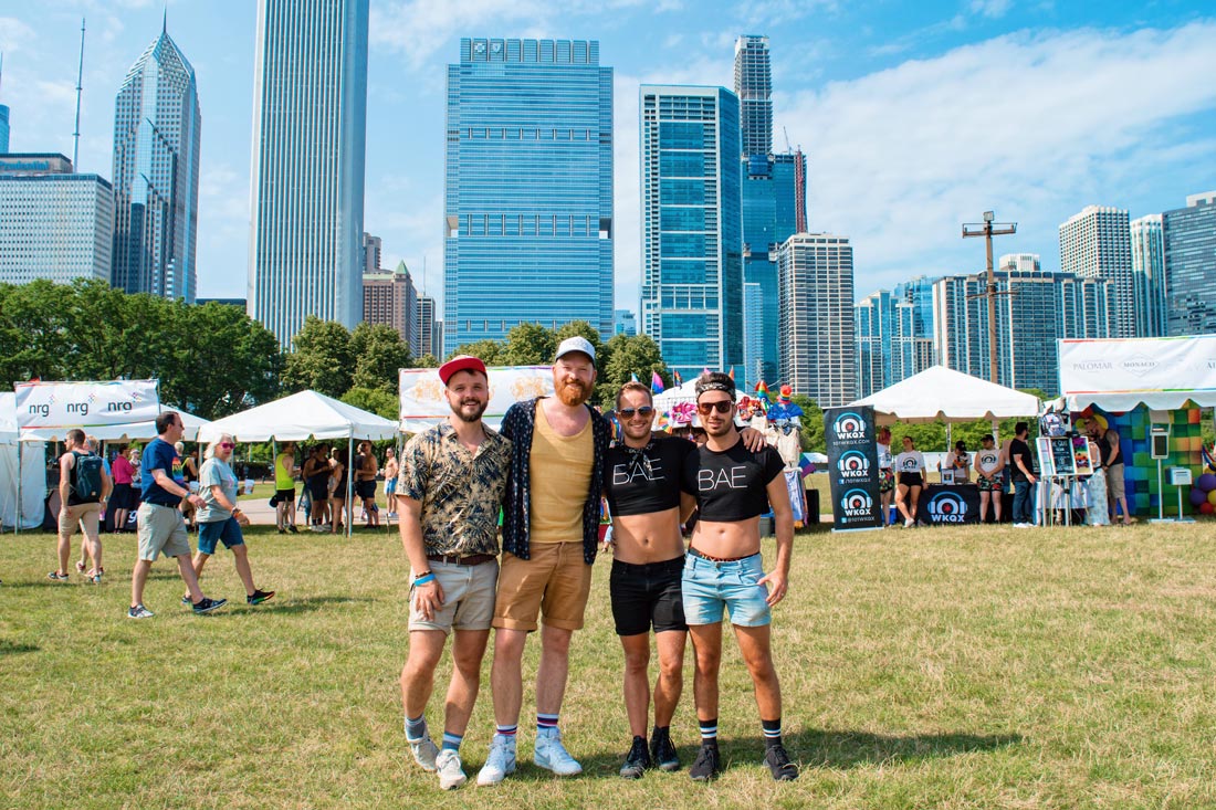 Gay Reiseführer Illinois Chicago Gay City Tipps Couple of Men meeting The Globetrotter Guys at Pride Park Festival 2019 © Coupleofmen.com