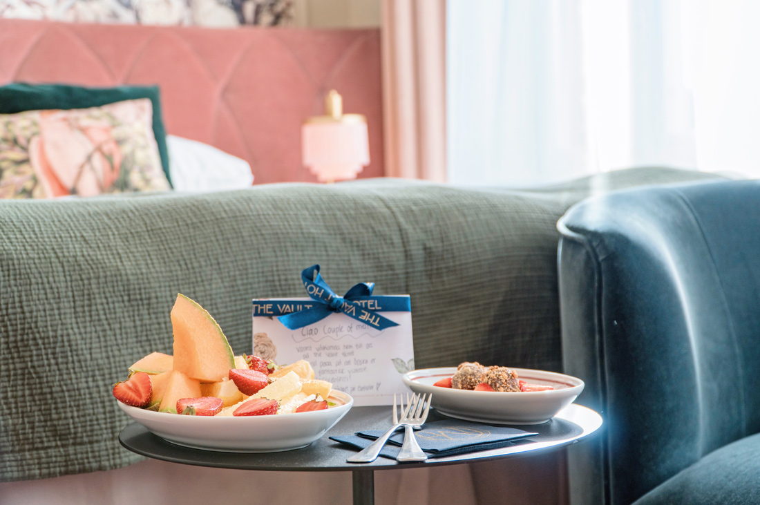 Welcome present in our Superior Room with fresh fruits and chocolate © Coupleofmen.com