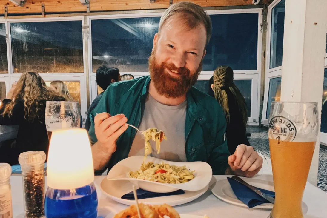 Dinner time in Brass Bell with a view and some delicious vegetarian pasta for Daan © Coupleofmen.com