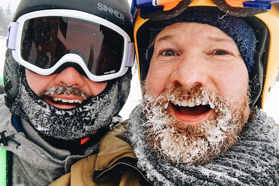 Gay Winterreise Kanada Gay Winter Trip Canada Winter beards in Canada while skiing and snowboarding © Coupleofmen.com