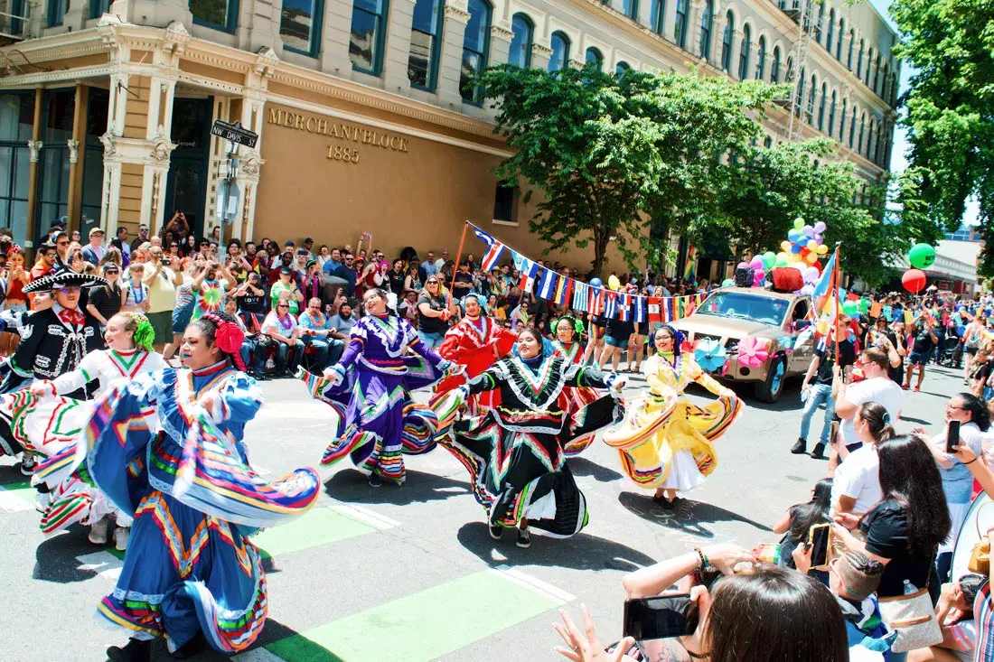 Dance shows on the streets with colorful traditional clothing © Coupleofmen.com