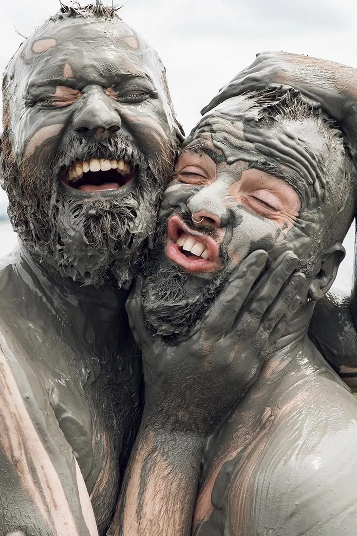 Gay Reise Cartagena Fun Selfie after a great time in the warm mud of the volcano Totumo © Coupleofmen.com